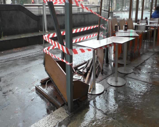 Un’auto si schianta contro il dehor di un bar a Torino, nessun ferito